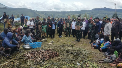 Usai Pimpin Upacara HUT Ke-77 TNI Di Paniai, Pangdam XVII/Cenderawasih Gelar Adat Bakar Batu Bersama Masyarakat