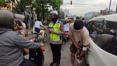 Polres Cirebon Kota Sosialisasikan Aman Berkendara Lewat Aksi Teatrikal