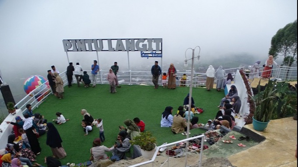 Sensasi Menapaki Jembatan Kaca Dieng Di Ketinggian 1800 MDPL, Berani Coba?
            - galeri foto