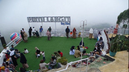 Sensasi Menapaki Jembatan Kaca Dieng Di Ketinggian 1800 MDPL, Berani Coba?