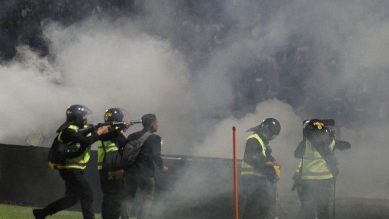 Tragedi Kanjuruhan, Kapolri: 11 Personil Tembakkan Gas Air Mata
            - galeri foto