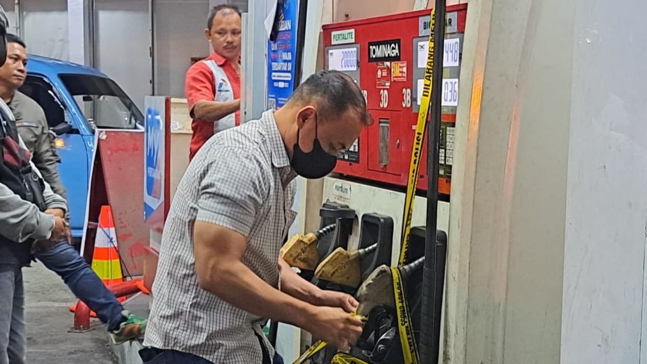 Diduga Terlibat Komplotan Mafia Bahan Bakar Minyak Jenis Solar, Polda Sulut Lakukan Penyegelan Sebuah SPBU di Manado
            - galeri foto