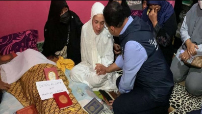 Melayat ke Rumah Korban Anies Baswedan Sebut Pemprov DKI akan Perbaiki Bangunan MTsN 19 yang Jebol