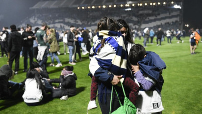 Polisi dan Suporter di Argentina Bentrok di Luar Stadion. Polisi Tembakan Gas Air Mata, 1 Orang Tewas