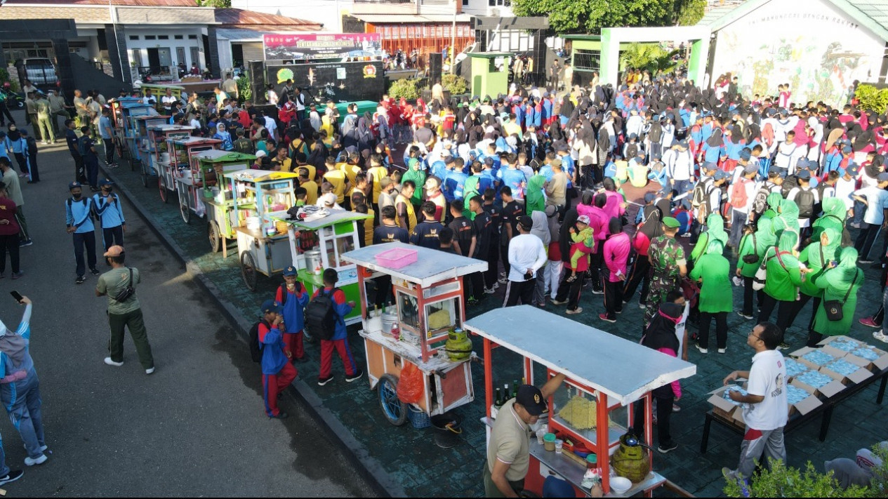 Ribuan Warga Ikut Makan Bakso Massal Meriahkan HUT TNI Ke 77 di Pulau Selayar
            - galeri foto