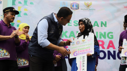 Anies Baswedan Resmikan dan Serahkan Kunci Pada Penghuni Kampung Gembira Gembrong