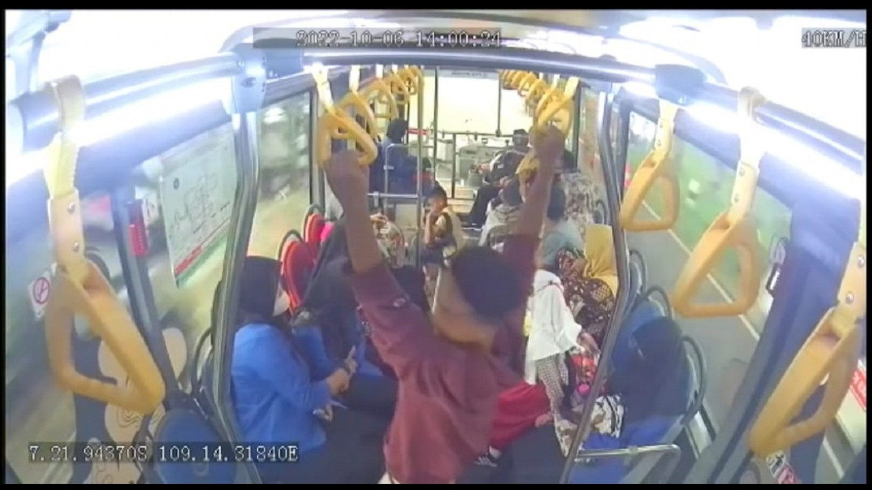 Pria Lakukan Pelecehan Seksual dalam Bus Trans Banyumas, Pelaku Diturunkan Paksa Penumpang
            - galeri foto
