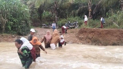Tak Ada Jembatan, Belasan Pelajar di Mandailing Natal Bertaruh Nyawa Demi Sekolah