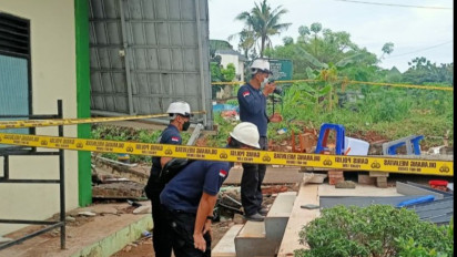 Puslabfor Polri Periksa Puing Tembok MTsN 19 Jakarta