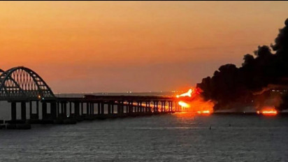 Angkatan Udara Ukraina Ledakan Tanki Minyak Rusia di Krimea