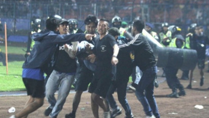 Puslabfor Polri Periksa Sejumlah Botol Miras yang Ditemukan di Stadion Kanjuruhan
