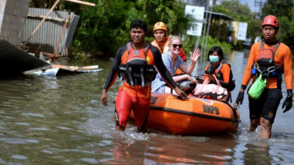 Tim SAR Evakuasi Puluhan Wisman Terjebak Banjir di Seminyak Bali