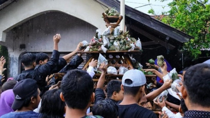 Ratusan Warga Berebut Nasi Bungkus Daun Jati saat Kirab Ampyang Maulid di Kudus   