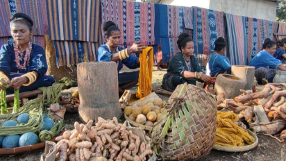 Masuk Daftar 50 Desa Wisata, Desa Uma Uta Pertahankan Kain Tenun Ikat Warisan Nenek Moyang