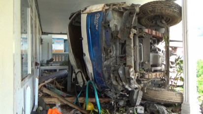 Rem Blong, Truk Muatan Besi Tabrak Rumah Makan di Jalur Wisata Telaga Sarangan