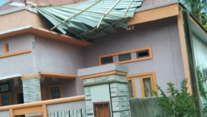 Sejumlah Rumah dan Kandang Ayam Milik Warga di Takalar Rusak Diterjang Angin Puting Beliung