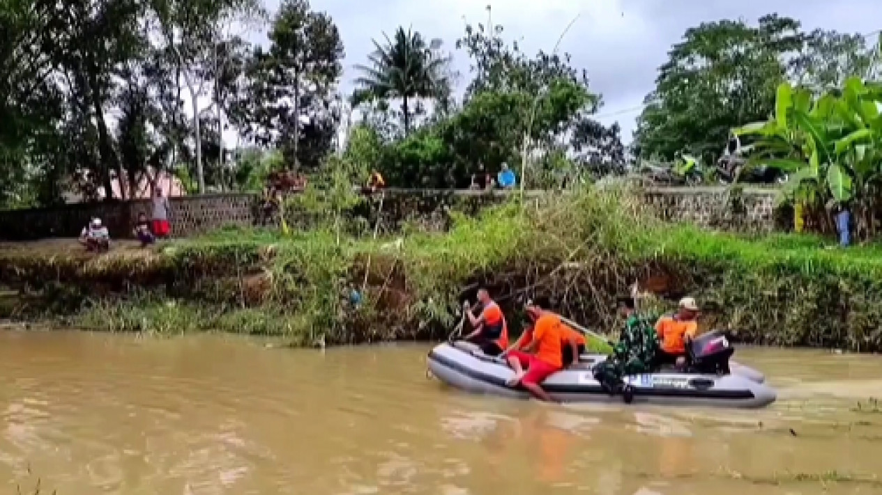 Hilang Terseret Banjir, Bocah 11 Tahun di Pacitan Belum Ditemukan
            - galeri foto
