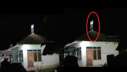 Bikin Geger! Seorang Wanita Diduga Kerusupan kuntilanak, Nangkring di Atap Rumah