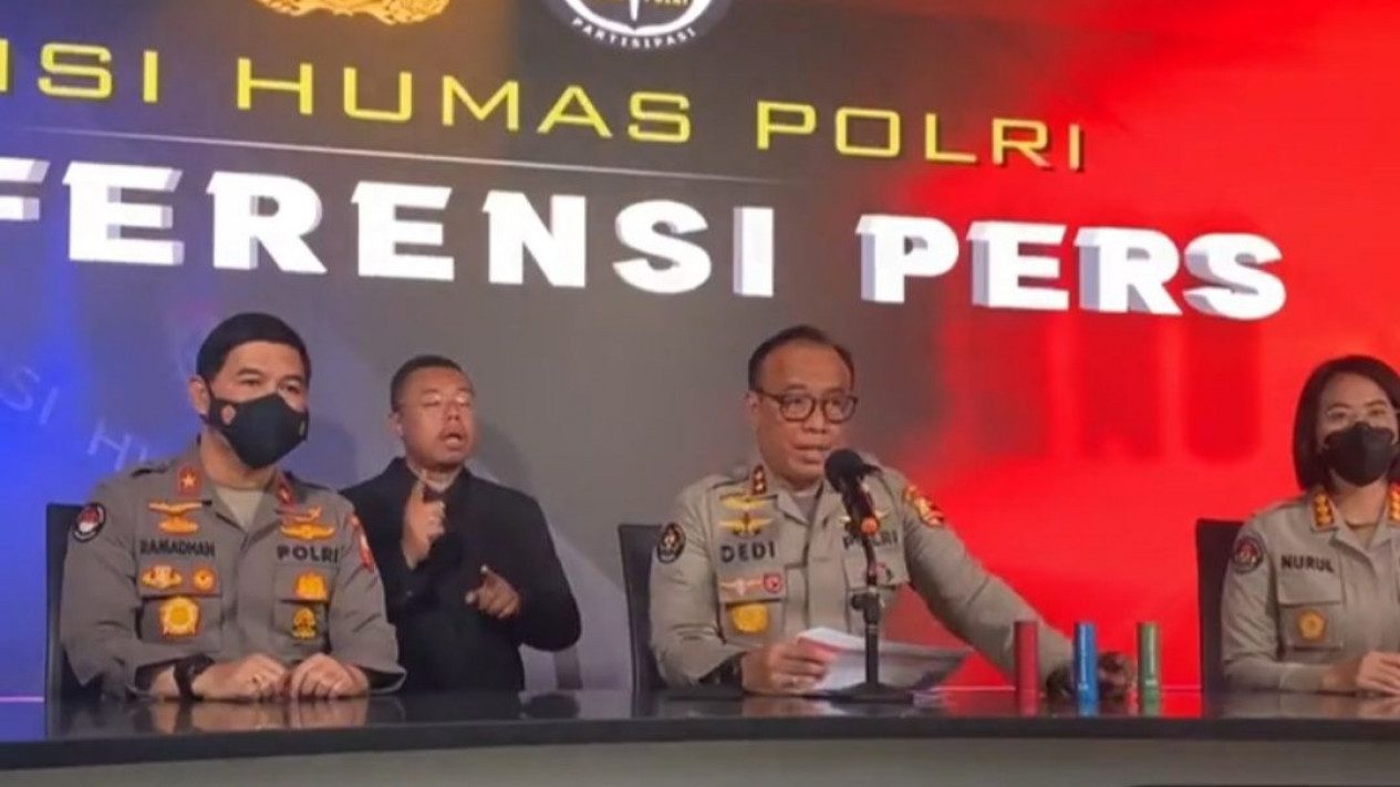 Polisi Klaim Korban Tragedi Kanjuruhan Tewas Bukan karena Gas Air Mata Tapi Kekurangan Oksigen
            - galeri foto