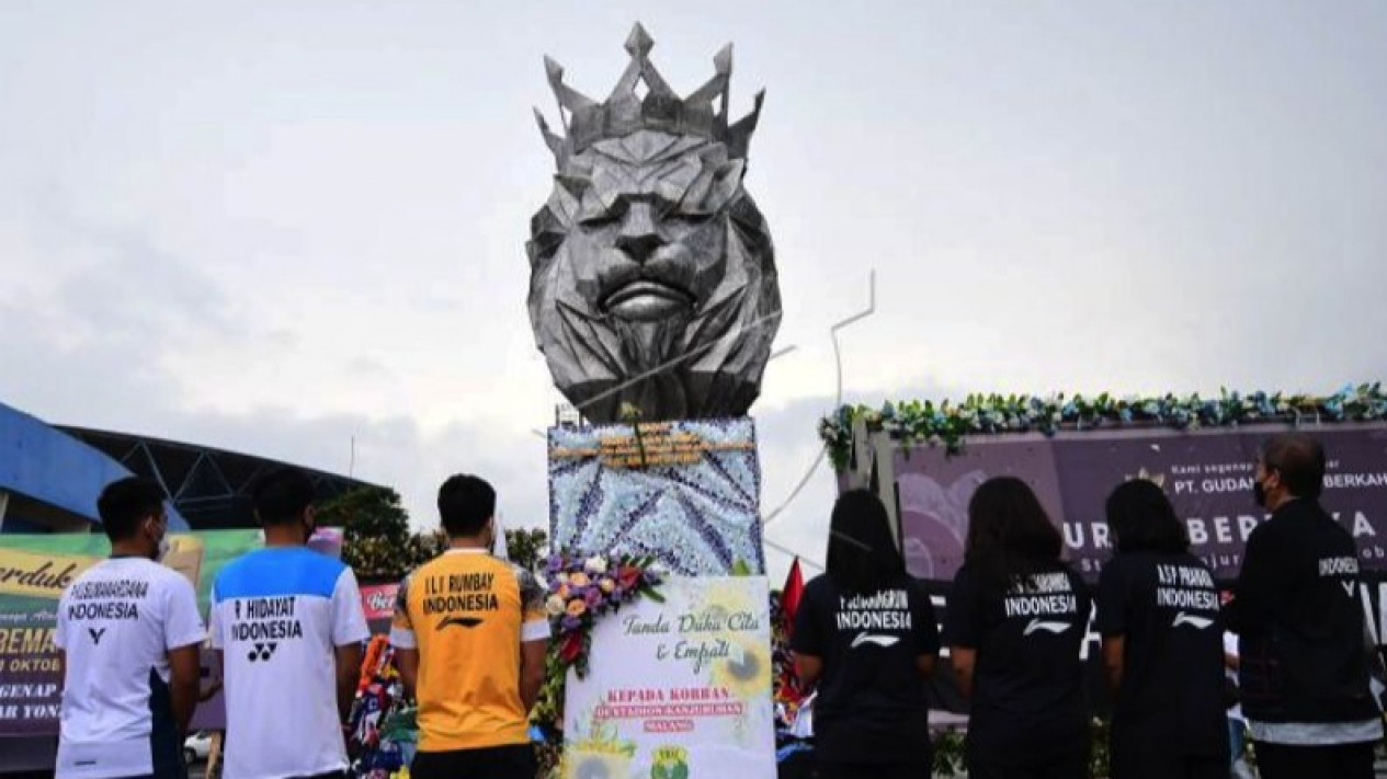 Unjuk Empati, Atlet Bulutangkis Lakukan Tabur Bunga di Stadion Kanjuruhan
            - galeri foto