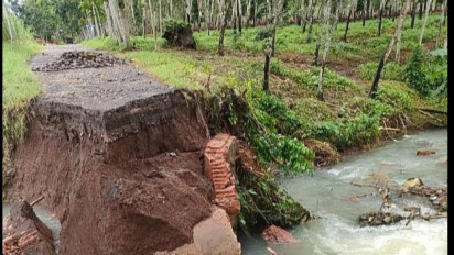 Diterjang Banjir, Jembatan Penghubung Desa di Banyuwangi Putus