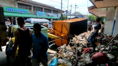 Diduga Kelebihan Muatan, Sebuah Truk Sampah Terguling di Perempatan Kota Banyuwangi