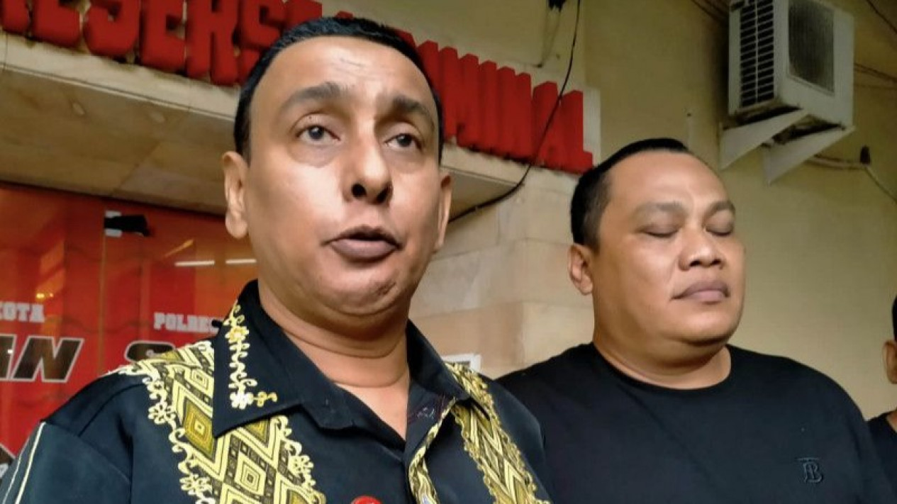 Dianggap Menyinggung Perasaan dan Gaduh, Kordinator Aremania Laporkan Ade Armando ke Polisi
            - galeri foto