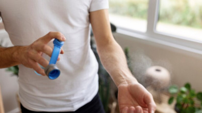 Masih Menyemprot Parfum ke Kulit lalu Digosok-gosok? Lebih Baik Pakai Cara Ini Deh Supaya Wanginya Tahan Lama