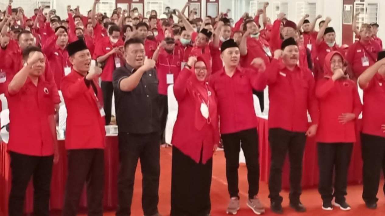 PDI Perjuangan Buka Pendaftaran Caleg, Warga Gresik Antusias Daftar Jadi Bacaleg Hingga Ratusan Orang terdaftar
            - galeri foto