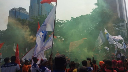 Ratusan Buruh Kembali Demo Tolak Kenaikan Harga BBM di Patung Kuda, Bakar Bom Asap