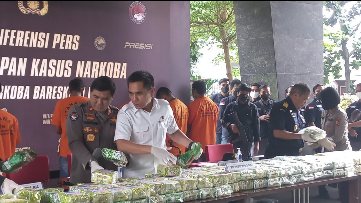 Polisi Gagalkan Peredaran Sabu dari Malaysia ke Indonesia, Satu Tersangka Tewas dengan Tangan Diborgol
            - galeri foto