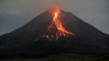 Ini Penjelasan BPPTKG Soal Fenomena Kilatan Petir yang Menyambar Puncak Gunung Merapi