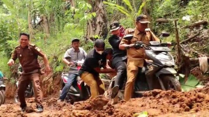 Sepeda Motor Bupati Tanggamus Terjebak di Jalan Berlumpur Saat Tinjau Lokasi Pembangunan TMMD