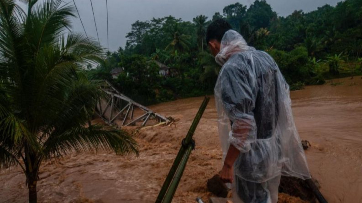 Warga Minta Jembatan Penghubung Antarprovinsi Banten dan Jabar yang Terputus Akibat Banjir Bandang Diperbaiki
            - galeri foto