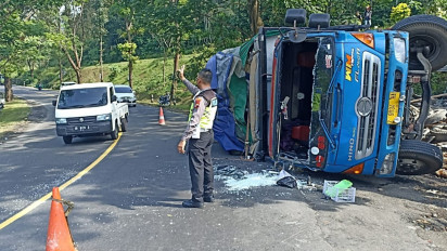 Tak Kuat Menanjak, Truk Angkut Kayu Terguling di Jalan Raya Semarang-Magelang