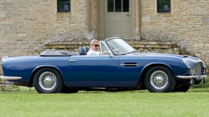 Bukan Pakai Listrik apalagi Bensin, Mobil Raja Inggris Gunakan Wine sebagai Bahan Bakar