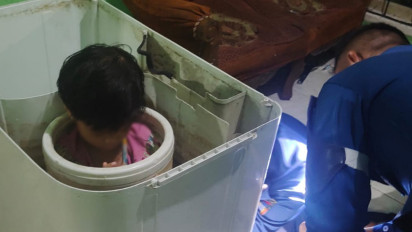 Petugas Damkar Padang Evakuasi Bocah Terjepit dalam Mesin Cuci