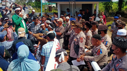 Tuntut Lahan Plasma, Ratusan Warga Blokir Perusahaan Perkebunan