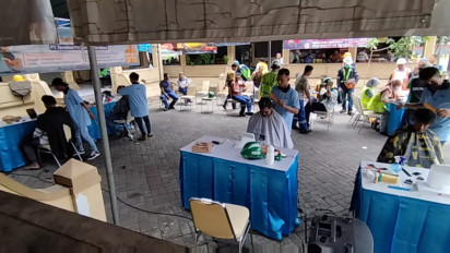 Bulan K3, Ratusan Sopir Antri Cukur Rambut Gratis di TPS Tanjung Perak Surabaya