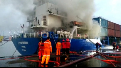 KM LIT Enter Prise Surabaya IMO 9191125 Warna Biru Terbakar di Pelabuhan Jamrud Selatan