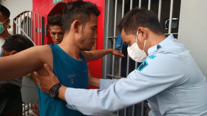 Belasan Senjata Tajam Rakitan dan Charger Handphone Ditemukan dalam Lapas Kelas IIB Mojokerto