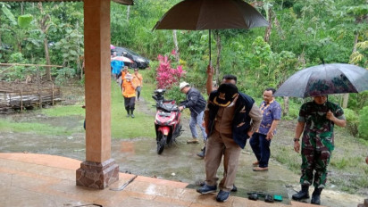 Rumah Rusak Parah Akibat Tanah Bergerak, Puluhan Warga dari 9 KK di Tulungagung Mengungsi ke Kantor Kecamatan Setempat