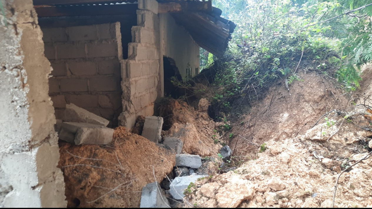 Tanah Longsor Jebol Dinding Rumah Warga di Seloharjo Pundong Bantul
            - galeri foto