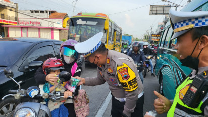 Berhentikan Pengendara, Satlantas Polres Semarang Justru Beri Hadiah Saat Operasi Zebra Candi 2022