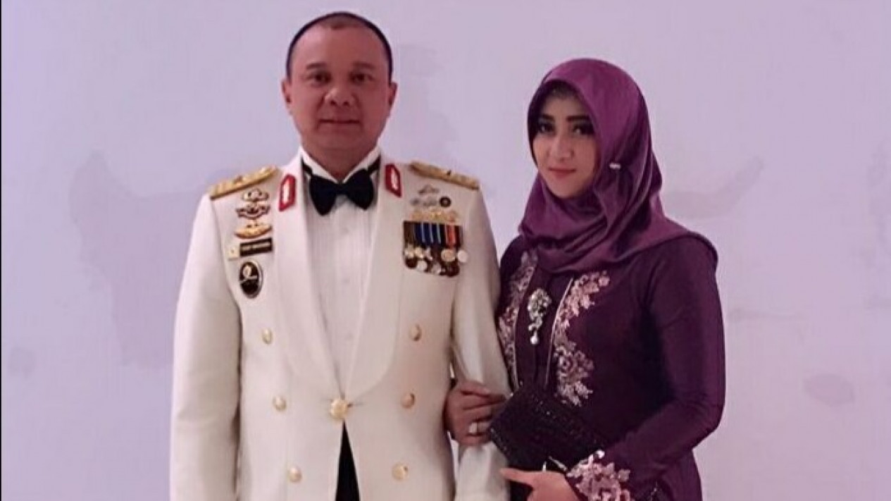 Foto dan Fakta Menarik Tentang Merthy Kushandari, Istri Irjen Teddy Minahasa yang Punya 'Gelar Kehormatan' Adat!
            - galeri foto
