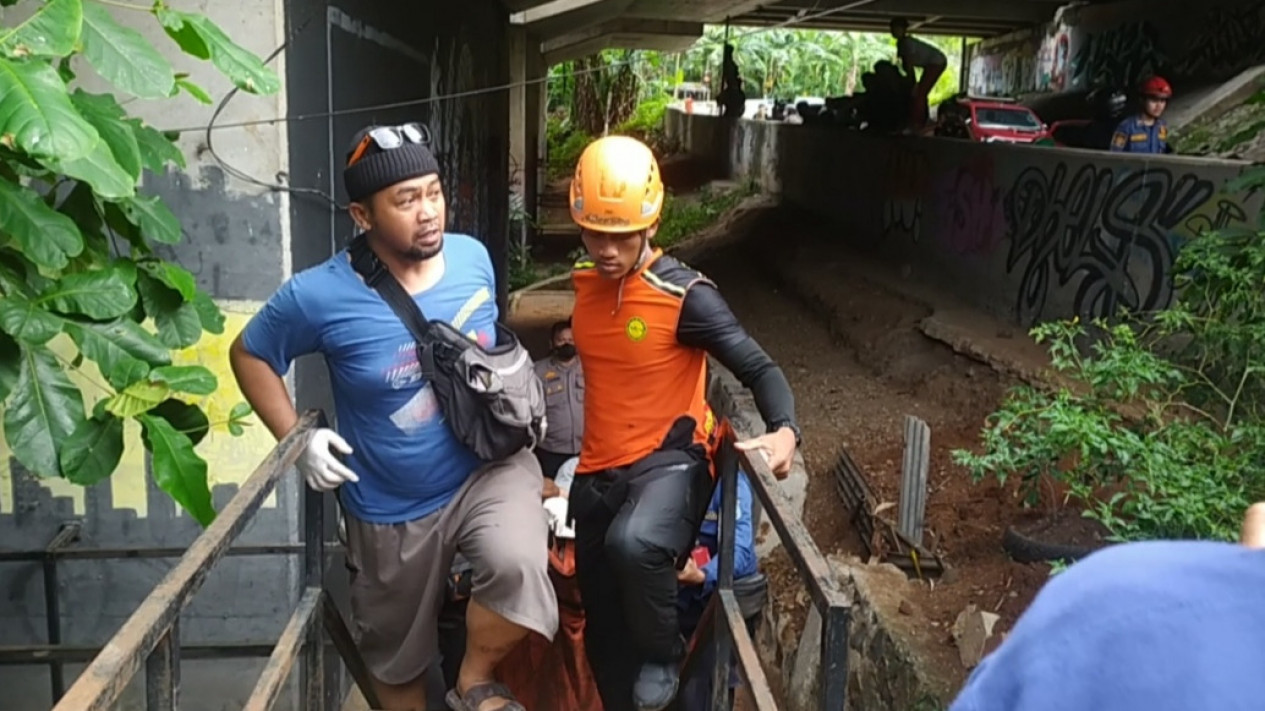 Warga Bogor yang Hilang Terseret Arus Sungai Ciharsa Ditemukan di Tebing Sungai Ciliwung, Korban Dikenali dari Gelang Magnet Warna Hitam
            - galeri foto