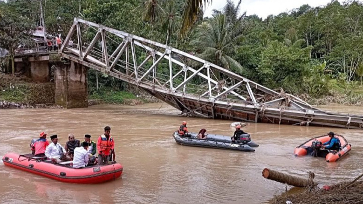 Warga Bayah Lebak Gunakan Perahu Karet Sebrangi Sungai Cimadur
            - galeri foto