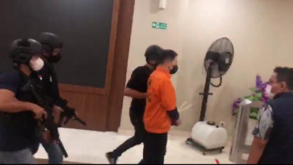 BREAKING NEWS Bos Judi Online Apin BK Tiba di Bareskrim Polri dengan Tangan Diborgol