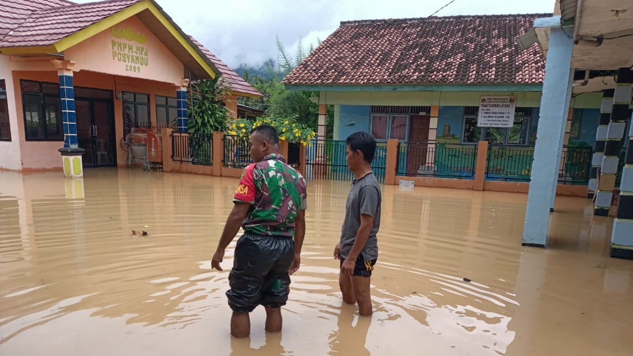 Banjir Rendam Belasan Desa di Tanggamus Lampung, Warga Mengungsi
            - galeri foto