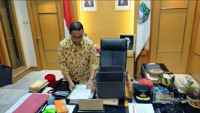 Anies Baswedan Kaget dan Terharu Dapat Kejutan dari Anak Buahnya Menjelang Purna Tugas